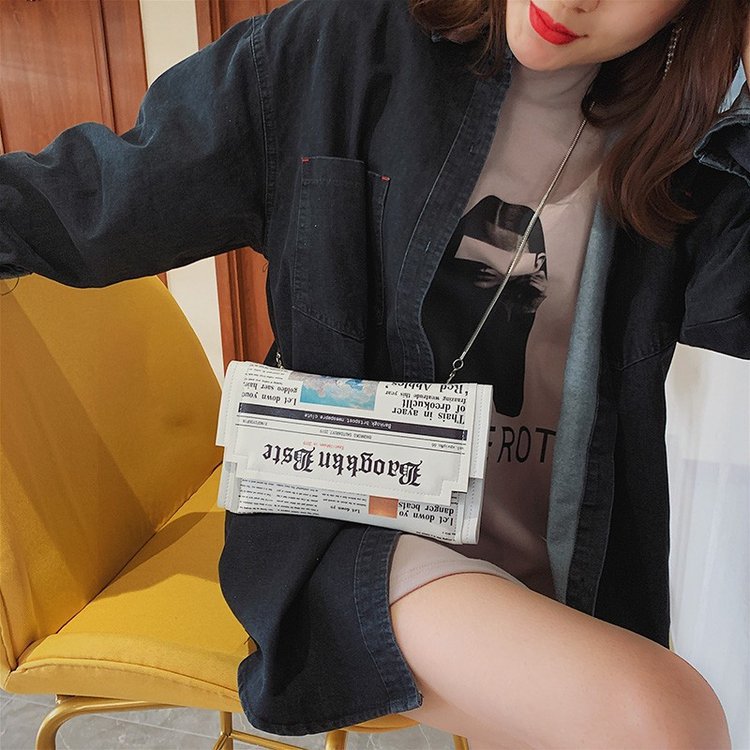 Newspapers modeling day clutch – обзор и цена Flap Bag Envelope
